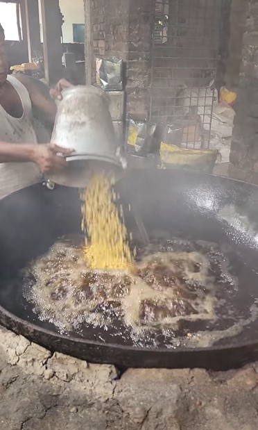 Pembuatan sejenis keripik di India ini disebut paling nggak higienis, ini 11 fotonya