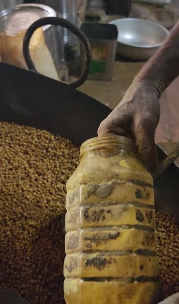 Pembuatan sejenis keripik di India ini disebut paling nggak higienis, ini 11 fotonya