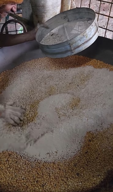 Pembuatan sejenis keripik di India ini disebut paling nggak higienis, ini 11 fotonya