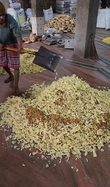 Pembuatan sejenis keripik di India ini disebut paling nggak higienis, ini 11 fotonya