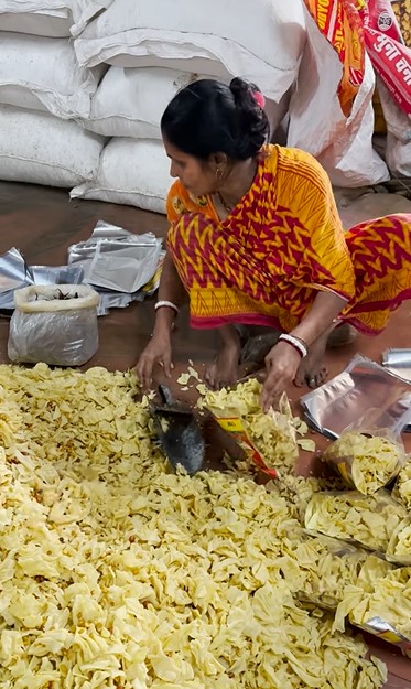Pembuatan sejenis keripik di India ini disebut paling nggak higienis, ini 11 fotonya