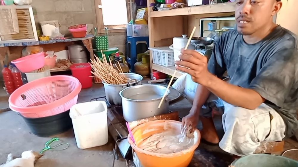 Trik agar adonan sempol tak mudah lepas dan menempel di lidi saat dicetak