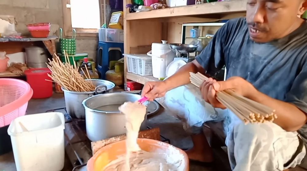 Trik agar adonan sempol tak mudah lepas dan menempel di lidi saat dicetak