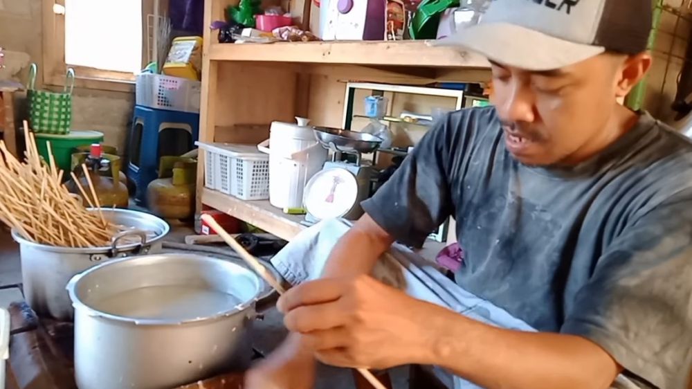 Trik agar adonan sempol tak mudah lepas dan menempel di lidi saat dicetak