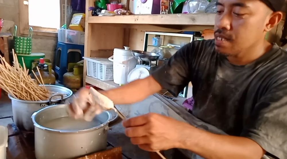 Trik agar adonan sempol tak mudah lepas dan menempel di lidi saat dicetak