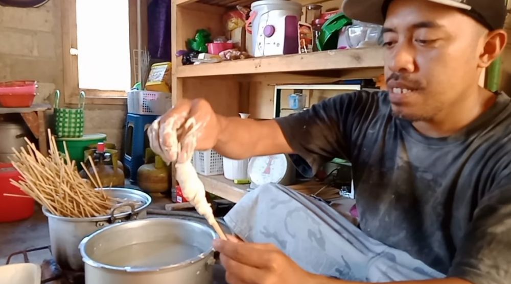 Trik agar adonan sempol tak mudah lepas dan menempel di lidi saat dicetak