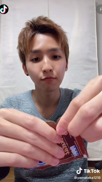 Bukan pakai gunting, ini trik mudah buka kemasan susu sachet