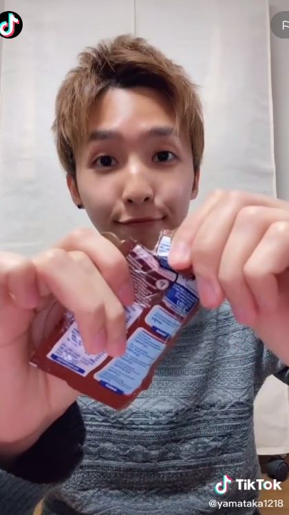 Bukan pakai gunting, ini trik mudah buka kemasan susu sachet