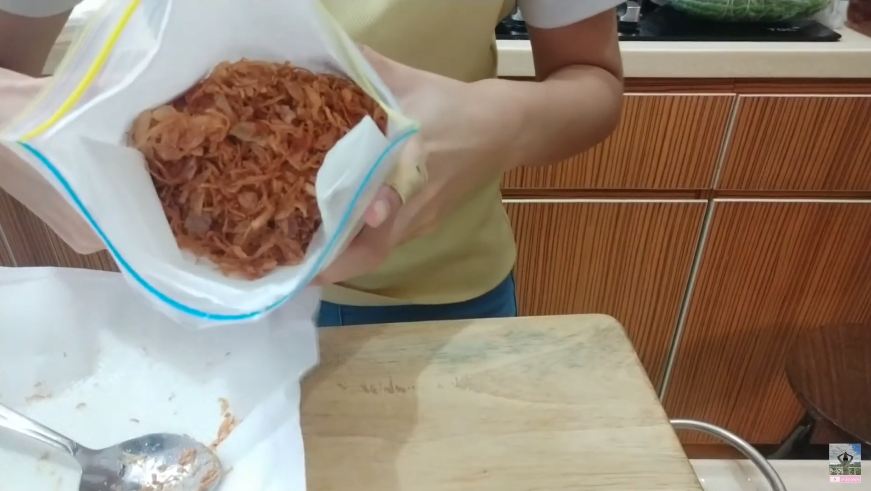 Trik menyimpan bawang goreng agar renyah dan tahan hingga berbulan-bulan