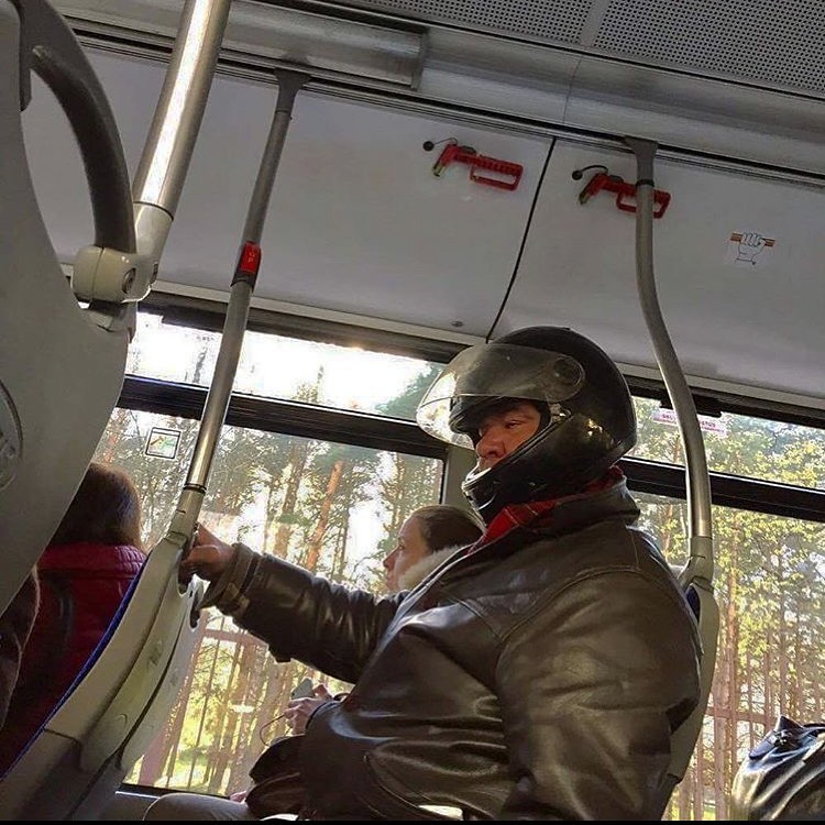 11 Potret absurd penumpang banyak tingkah saat naik kendaraan umum, aksinya bikin tepuk jidat  