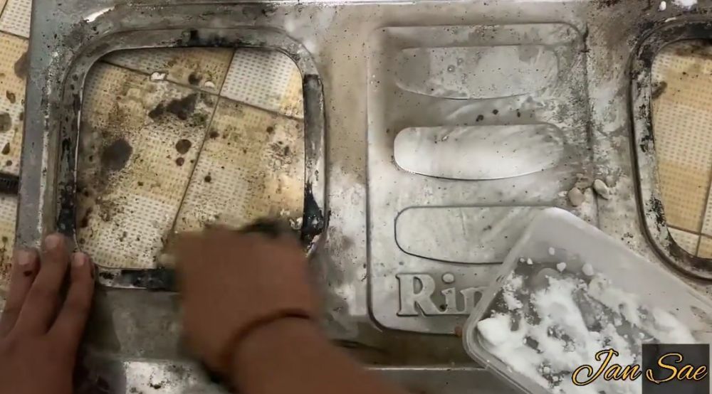 Cara ampuh basmi kerak menahun di kompor gas, kinclong dengan tiga bahan