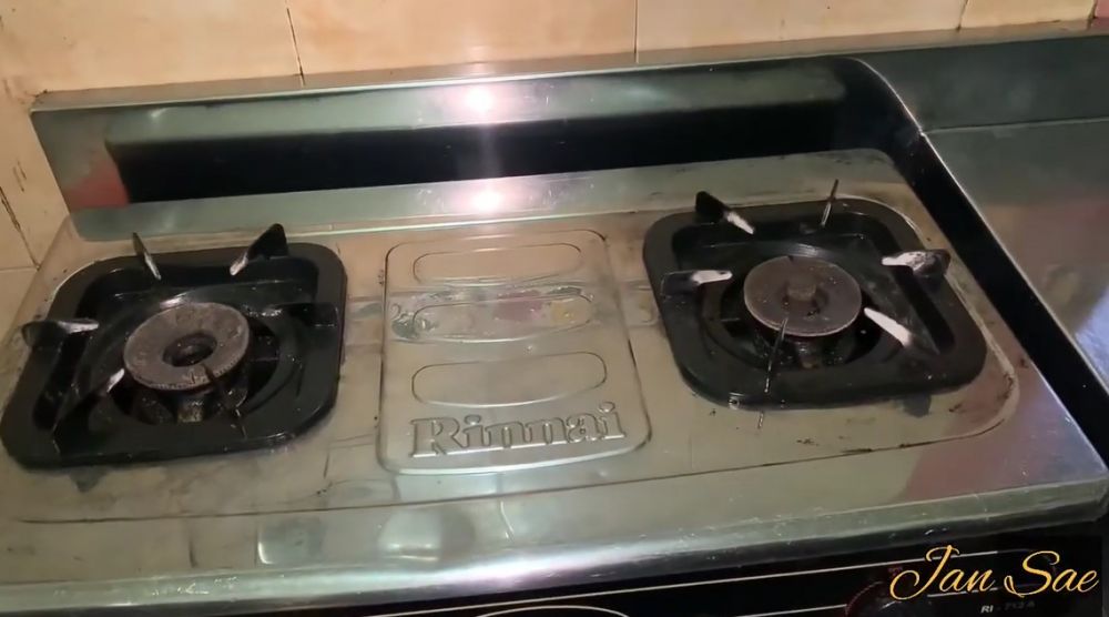Cara ampuh basmi kerak menahun di kompor gas, kinclong dengan tiga bahan