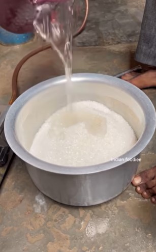 11 Foto pembuatan gulali di India ini bawa memori masa kecil, disebut nggak higienis