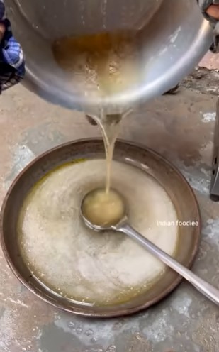 11 Foto pembuatan gulali di India ini bawa memori masa kecil, disebut nggak higienis