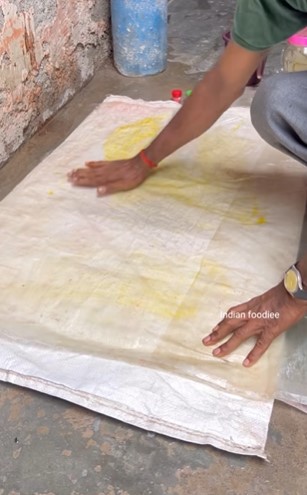 11 Foto pembuatan gulali di India ini bawa memori masa kecil, disebut nggak higienis