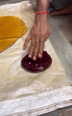 11 Foto pembuatan gulali di India ini bawa memori masa kecil, disebut nggak higienis