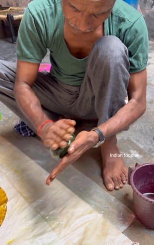 11 Foto pembuatan gulali di India ini bawa memori masa kecil, disebut nggak higienis