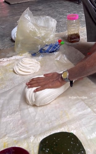 11 Foto pembuatan gulali di India ini bawa memori masa kecil, disebut nggak higienis