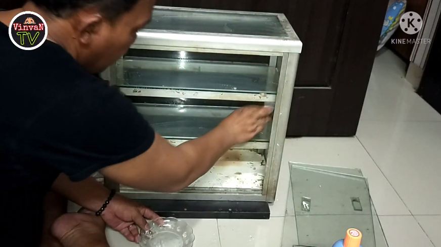Cuma pakai bahan sederhana, ini cara bersihkan etalase makanan menjadi kinclong kembali
