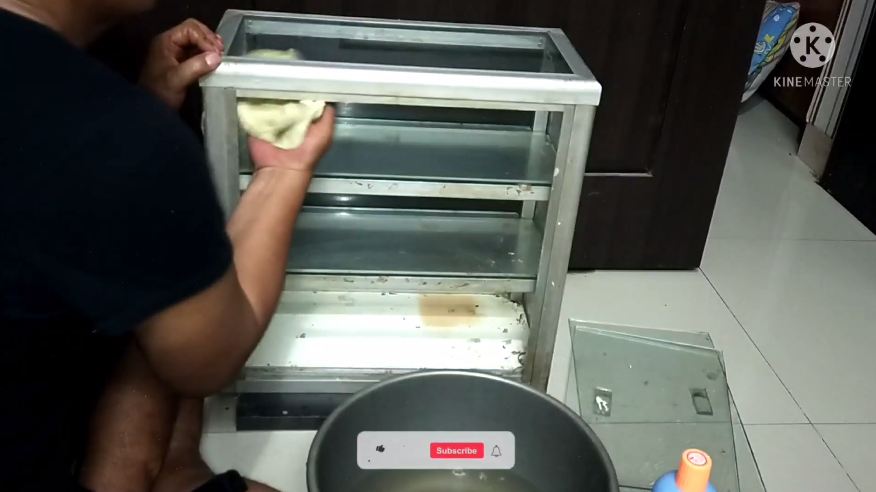Cuma pakai bahan sederhana, ini cara bersihkan etalase makanan menjadi kinclong kembali