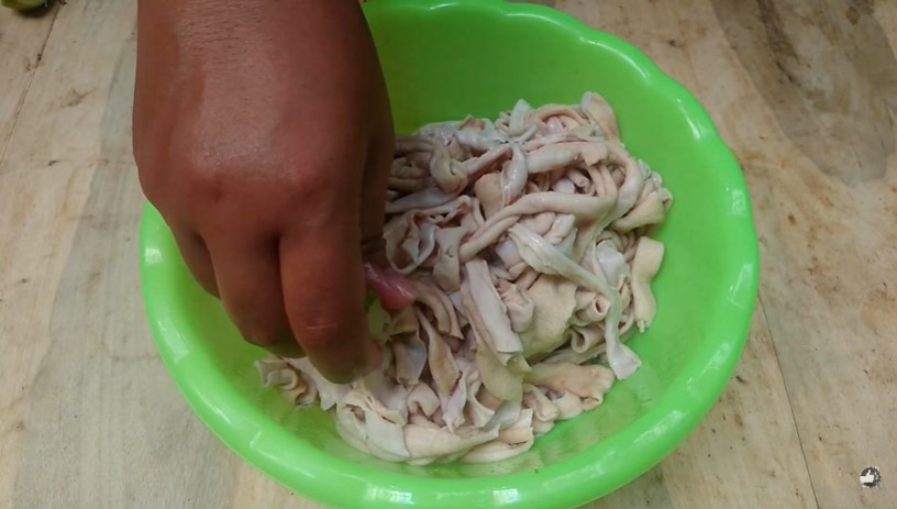 Trik bikin usus goreng agar teksturnya krispi maksimal meski tanpa tepung