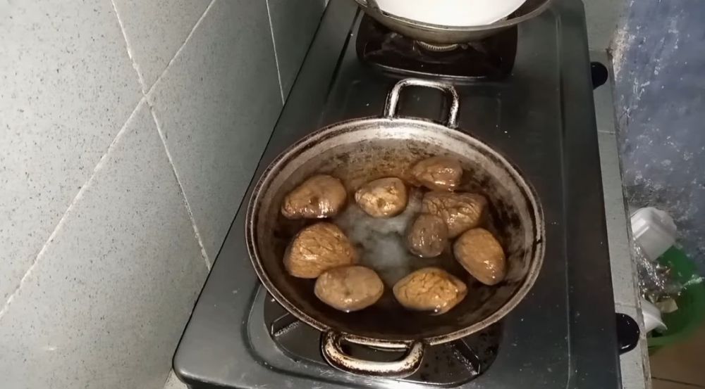 Trik mengolah kluwek untuk rawon supaya tak beracun dan aromanya makin sedap
