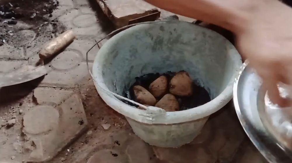 Trik mengolah kluwek untuk rawon supaya tak beracun dan aromanya makin sedap