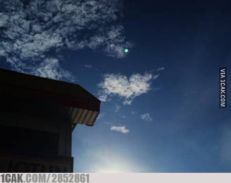 penampakan nyeleneh di langit bikin melongo © berbagai sumber