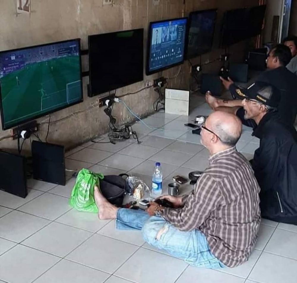 aksi bapak-bapak pas kumpul tapi nggak mau kalah © berbagai sumber aksi bapak-bapak pas kumpul tapi nggak mau kalah © berbagai sumber
