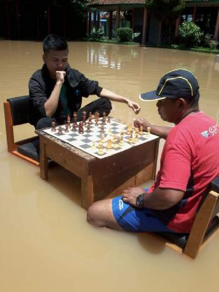 aksi bapak-bapak pas kumpul tapi nggak mau kalah © berbagai sumber aksi bapak-bapak pas kumpul tapi nggak mau kalah © berbagai sumber