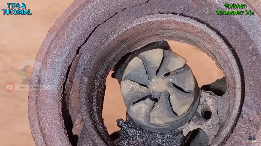 Bukan diputar berulang kali, ini cara melepaskan cup burner kompor yang berkerak dan susah dilepas