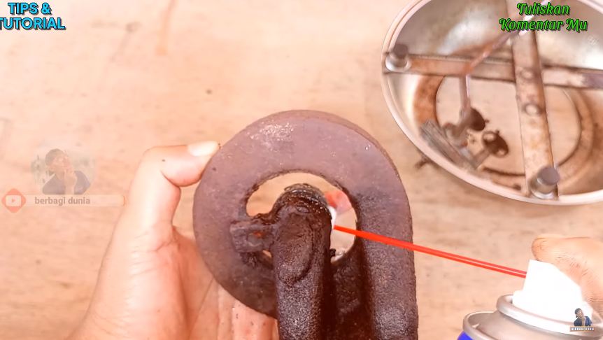 Bukan diputar berulang kali, ini cara melepaskan cup burner kompor yang berkerak dan susah dilepas