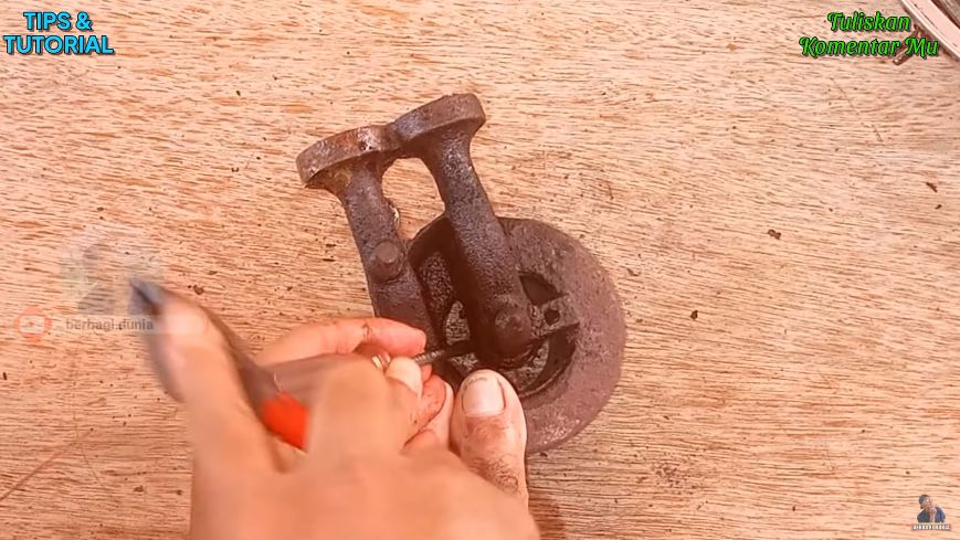 Bukan diputar berulang kali, ini cara melepaskan cup burner kompor yang berkerak dan susah dilepas