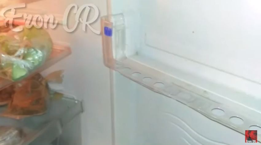 Tak usah ganti baru, ini cara simpel memperbaiki rak telur di kulkas yang pecah