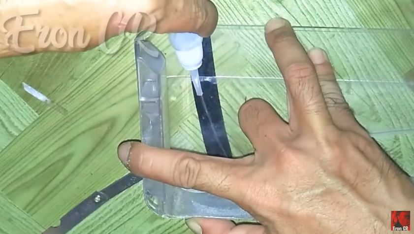 Tak usah ganti baru, ini cara simpel memperbaiki rak telur di kulkas yang pecah