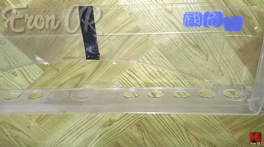 Tak usah ganti baru, ini cara simpel memperbaiki rak telur di kulkas yang pecah