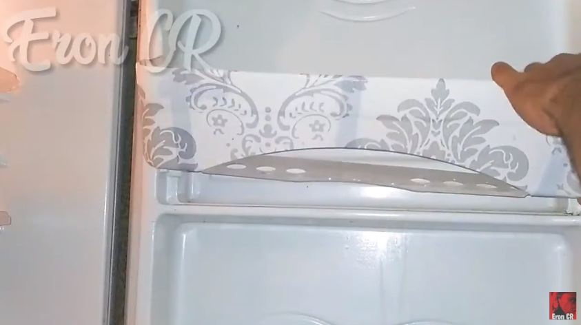 Tak usah ganti baru, ini cara simpel memperbaiki rak telur di kulkas yang pecah