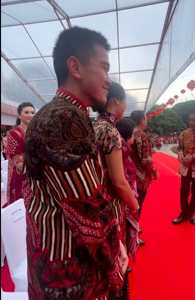 Momen kocak Jokowi tak sadar salaman dengan Kaesang dan Erina Gudono Berbagai sumber