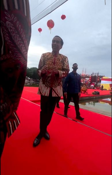 Momen kocak Jokowi tak sadar salaman dengan Kaesang dan Erina Gudono, ekspresi kagetnya disorot