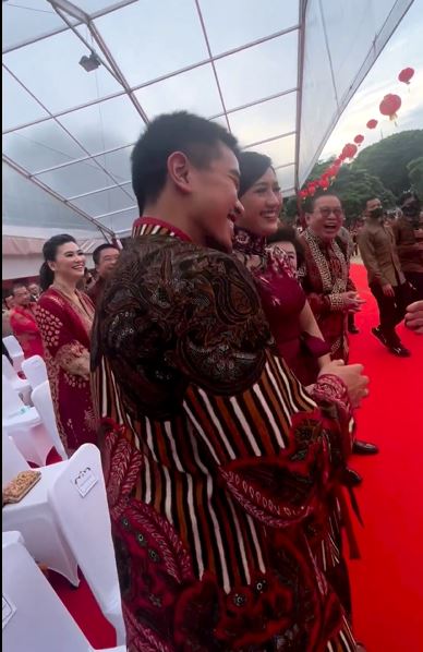 Momen kocak Jokowi tak sadar salaman dengan Kaesang dan Erina Gudono, ekspresi kagetnya disorot