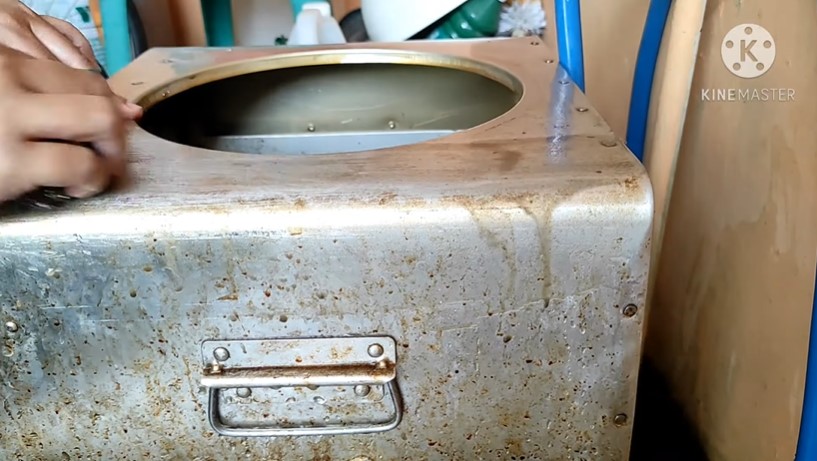 Cara bersihkan noda kerak membandel di oven tangkring agar kinclong lagi, cuma pakai 1 bahan