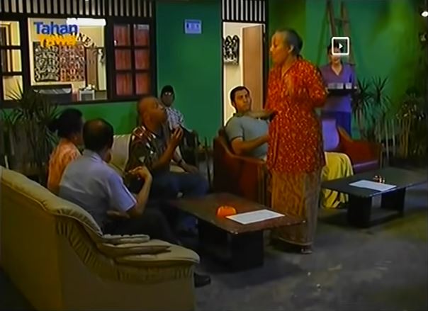 Emak di sitkom Bajaj Bajuri saat pakai kebaya © 2022 You Tube 