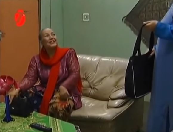 Emak di sitkom Bajaj Bajuri saat pakai kebaya © 2022 You Tube 