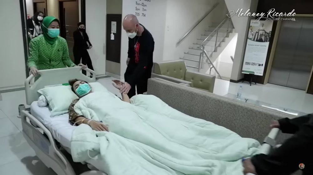 Melaney Ricardo operasi angkat rahim © berbagai sumber