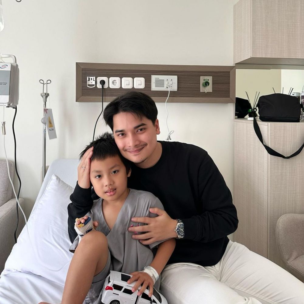 Alvin jenguk anak di rumah sakit  © 2022 berbagai sumber