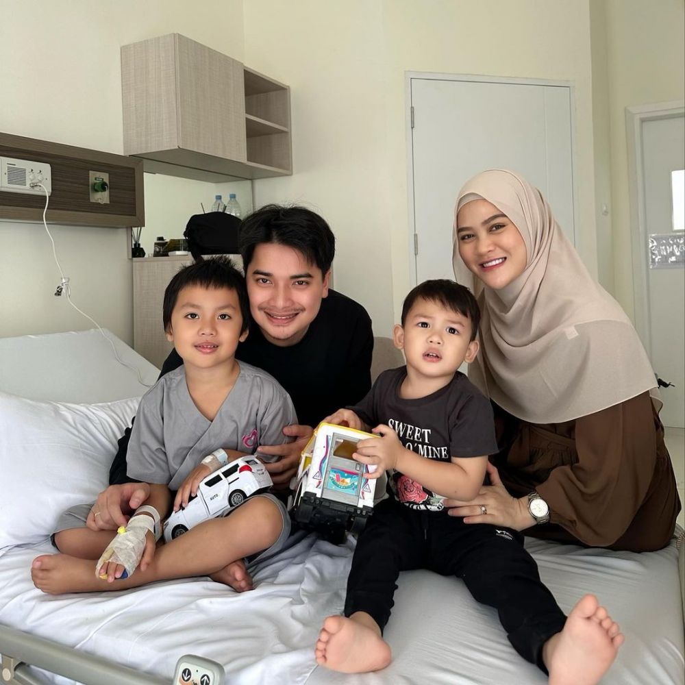 Alvin jenguk anak di rumah sakit  © 2022 berbagai sumber