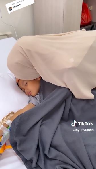 Alvin jenguk anak di rumah sakit  © 2022 berbagai sumber