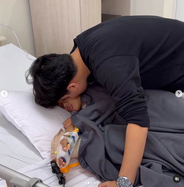 Alvin jenguk anak di rumah sakit  © 2022 berbagai sumber