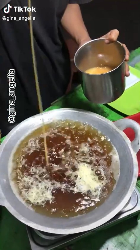 Trik menggoreng telur gulung ala pedagang kaki lima, dijamin antigagal
