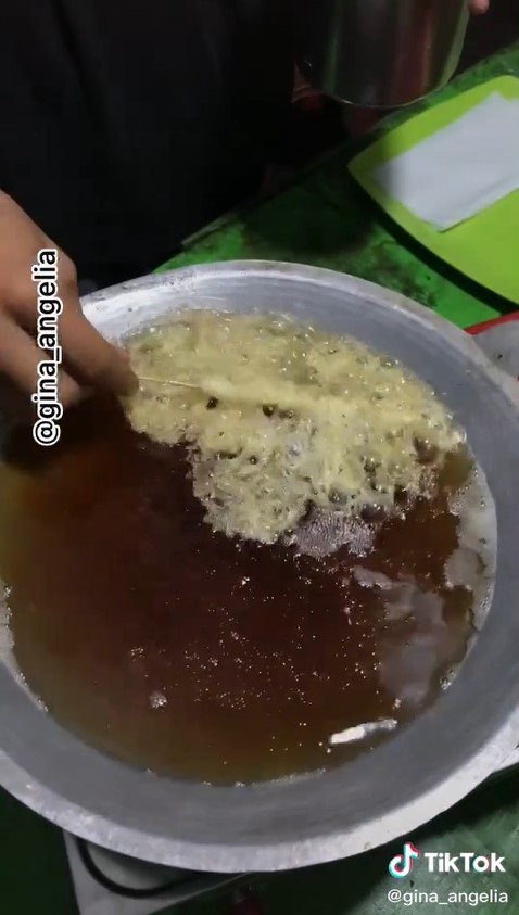 Trik menggoreng telur gulung ala pedagang kaki lima, dijamin antigagal